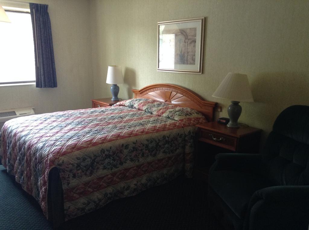 Americinn And Suites By Wyndham Delafield-Waukesha-Milwaukee Экстерьер фото