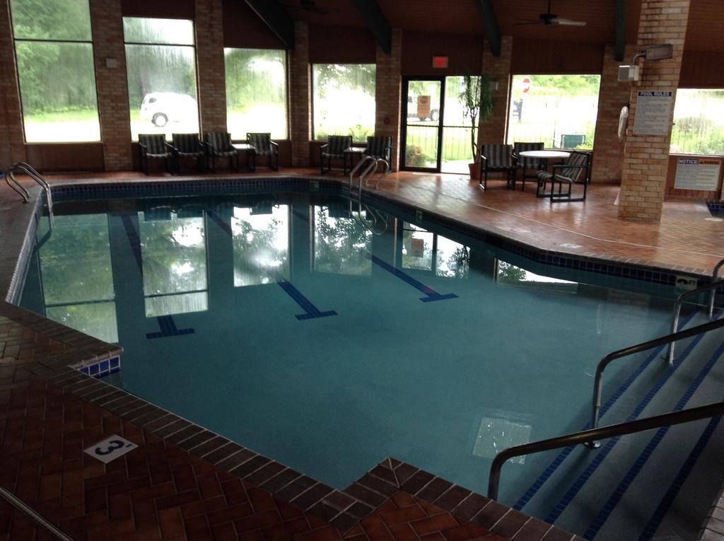 Americinn And Suites By Wyndham Delafield-Waukesha-Milwaukee Экстерьер фото