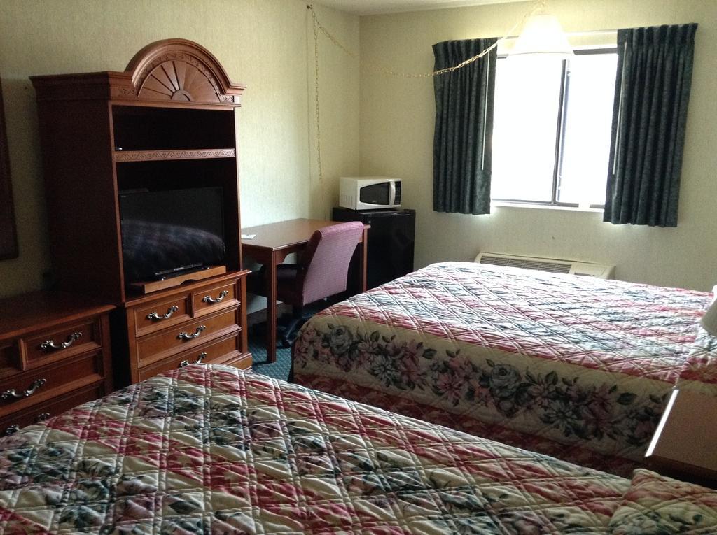 Americinn And Suites By Wyndham Delafield-Waukesha-Milwaukee Экстерьер фото