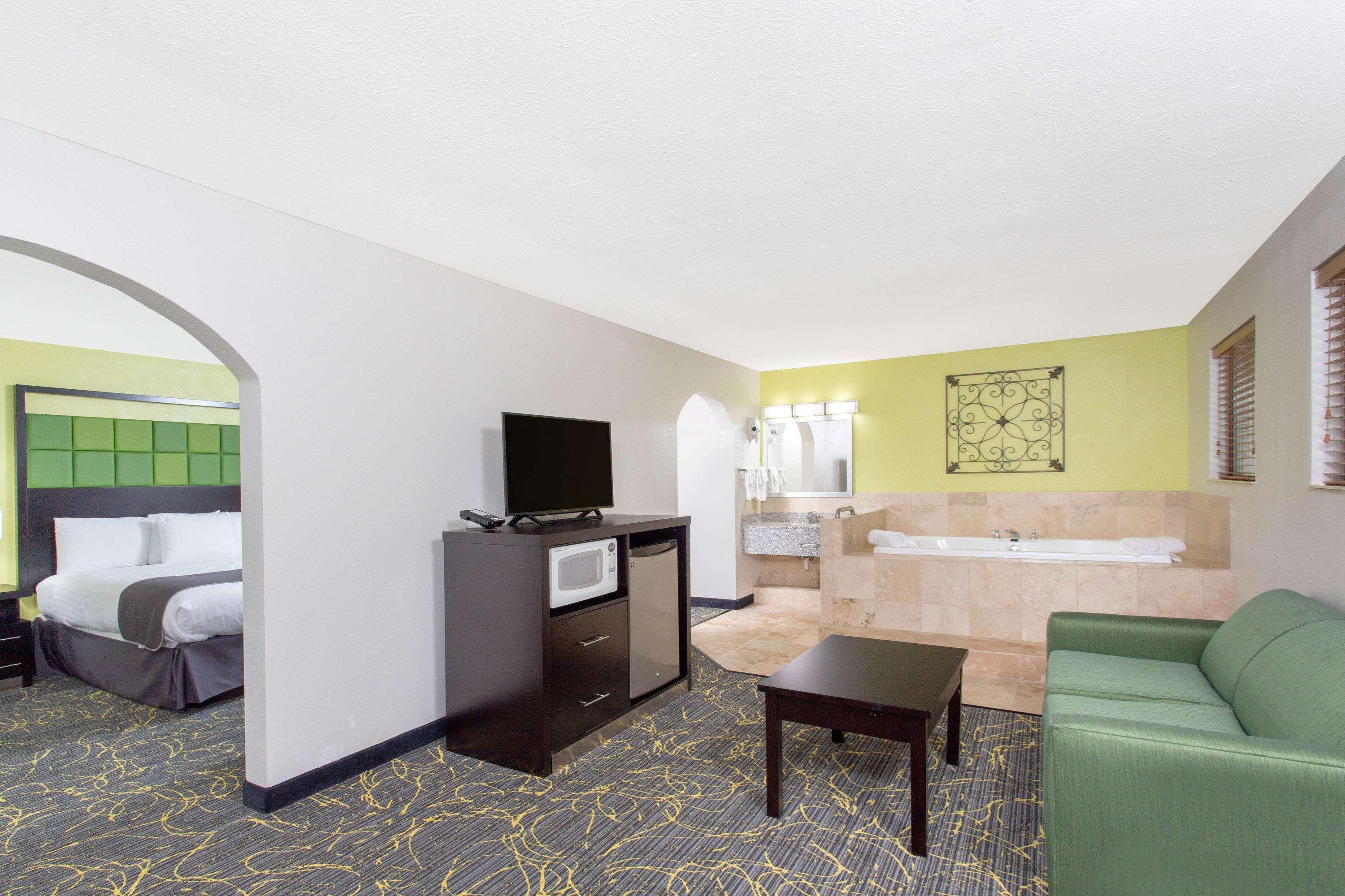 Americinn And Suites By Wyndham Delafield-Waukesha-Milwaukee Экстерьер фото