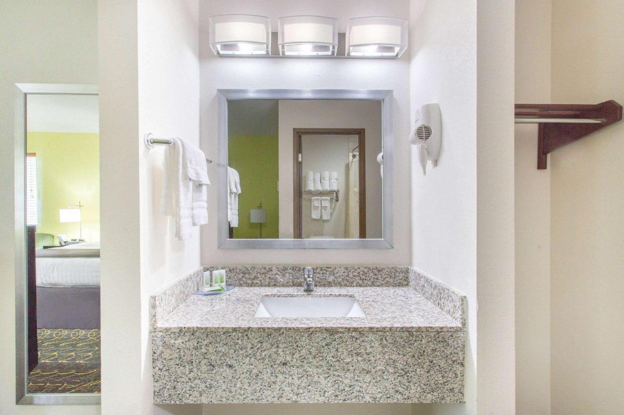 Americinn And Suites By Wyndham Delafield-Waukesha-Milwaukee Экстерьер фото