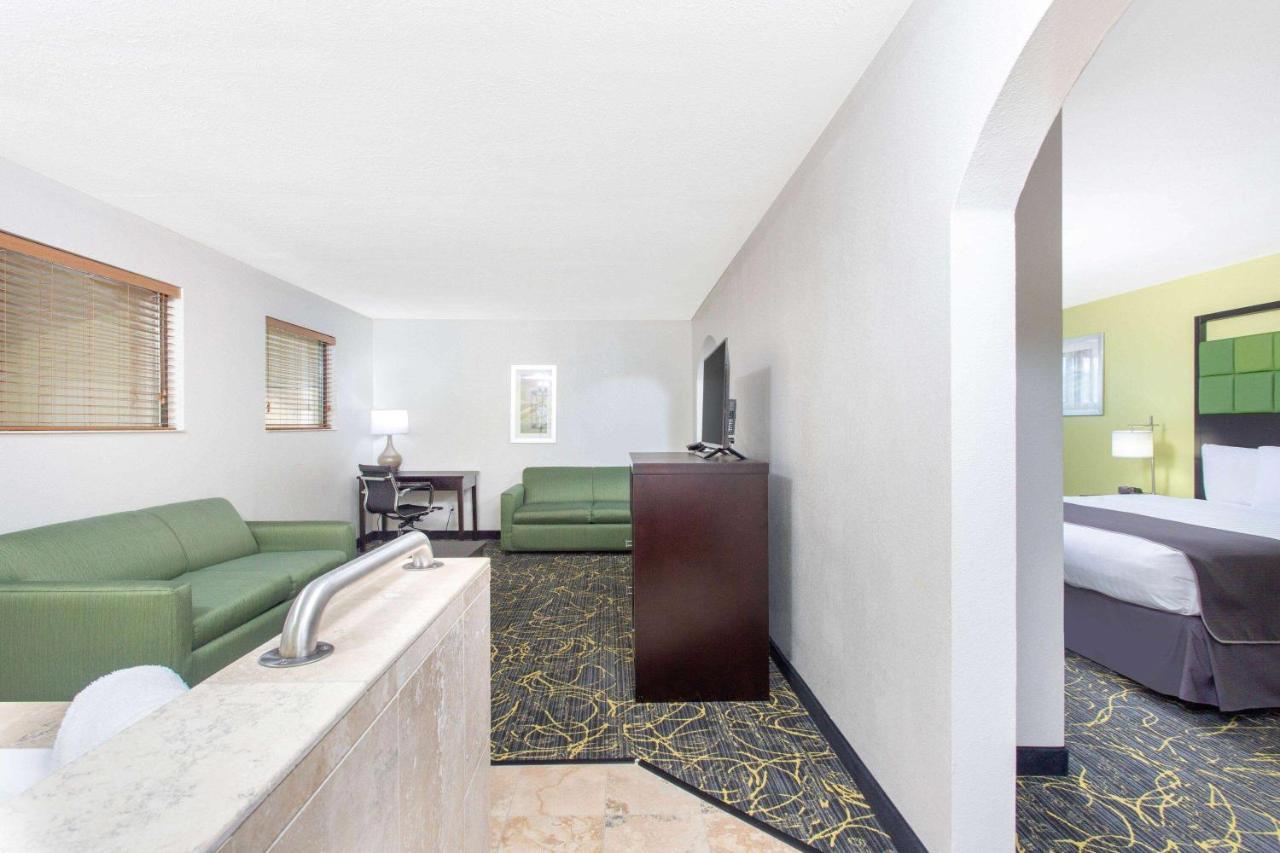 Americinn And Suites By Wyndham Delafield-Waukesha-Milwaukee Экстерьер фото