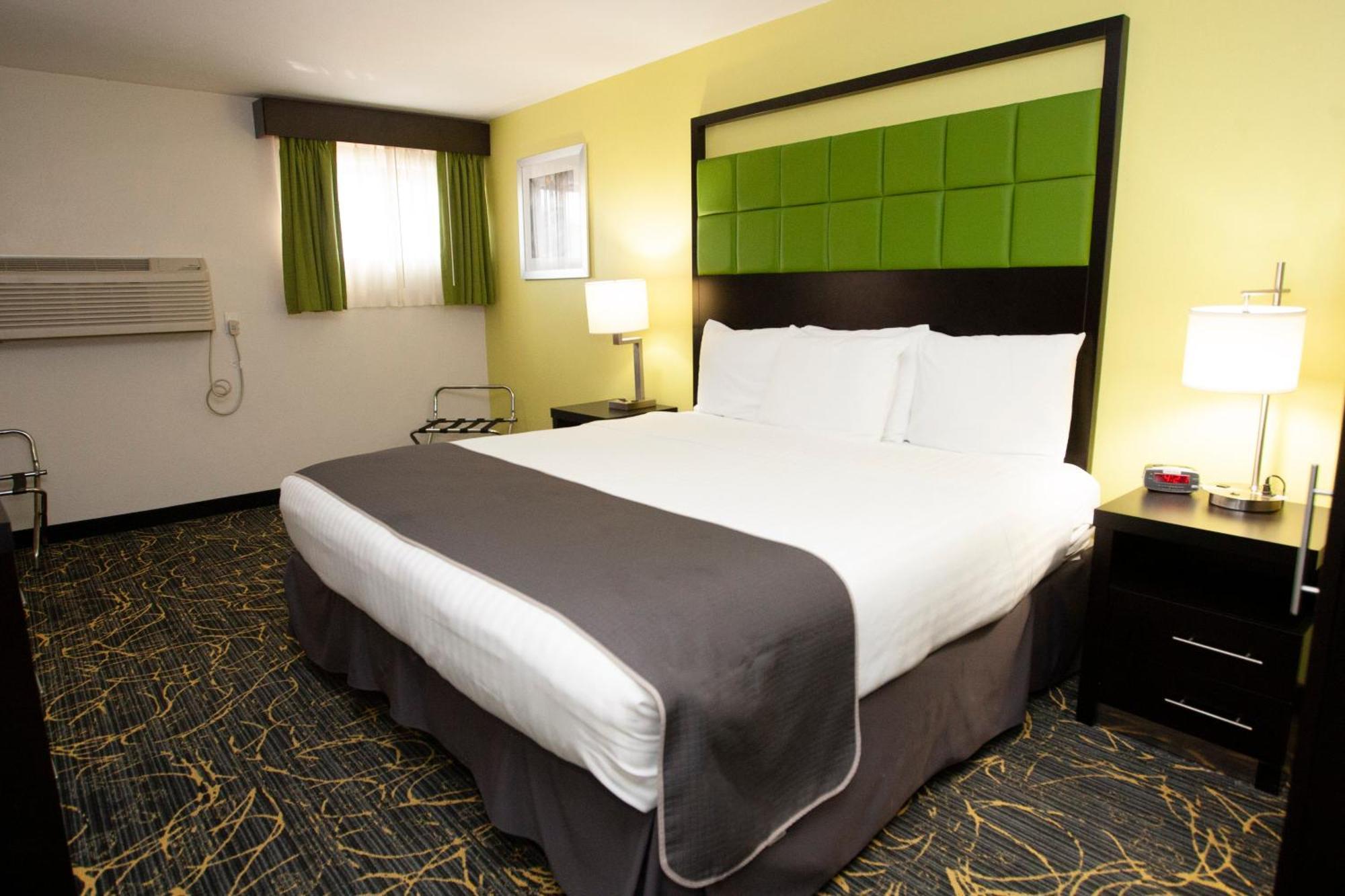 Americinn And Suites By Wyndham Delafield-Waukesha-Milwaukee Экстерьер фото