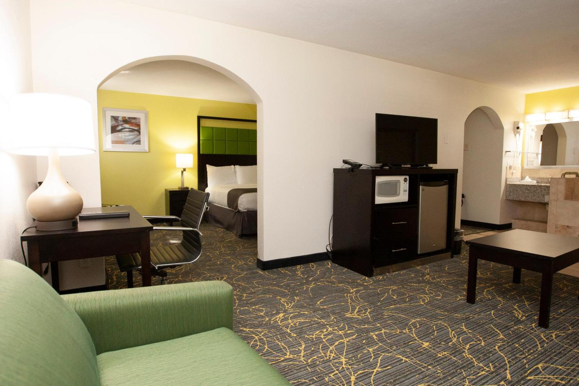 Americinn And Suites By Wyndham Delafield-Waukesha-Milwaukee Экстерьер фото