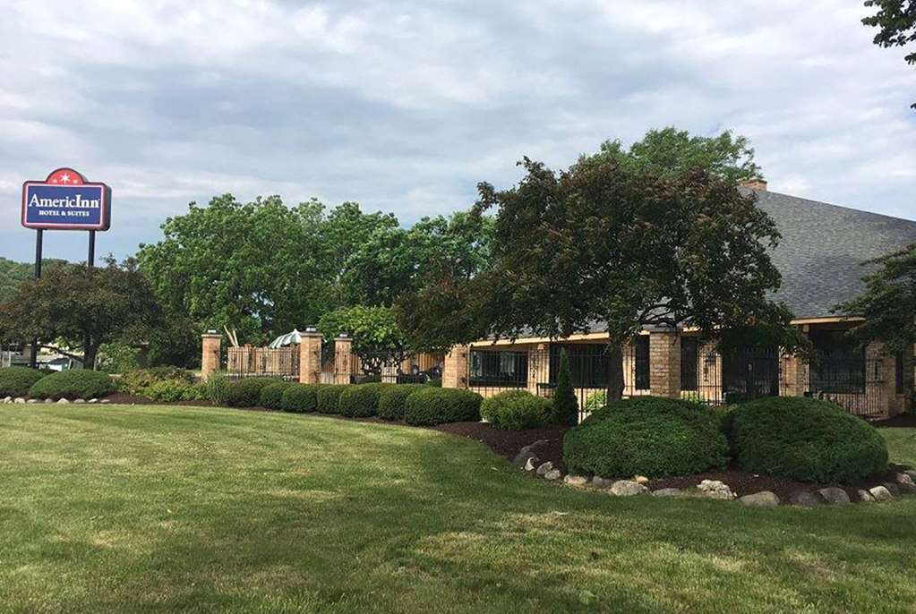 Americinn And Suites By Wyndham Delafield-Waukesha-Milwaukee Экстерьер фото