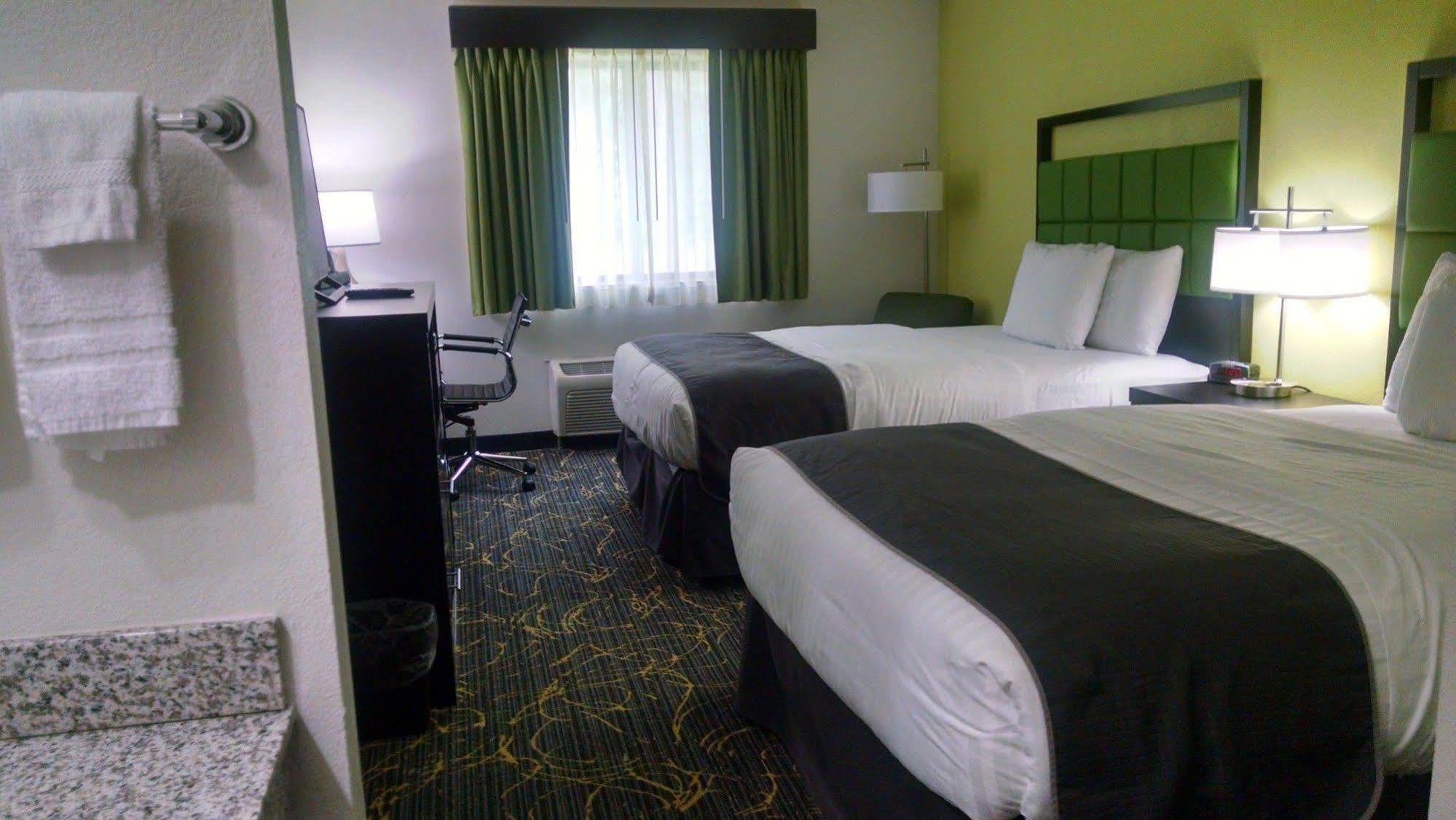 Americinn And Suites By Wyndham Delafield-Waukesha-Milwaukee Экстерьер фото