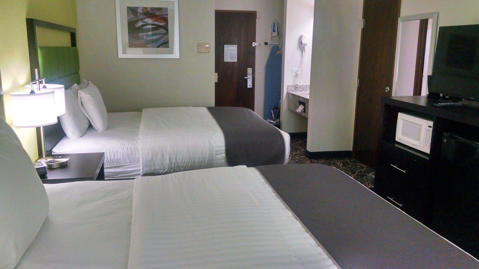Americinn And Suites By Wyndham Delafield-Waukesha-Milwaukee Экстерьер фото